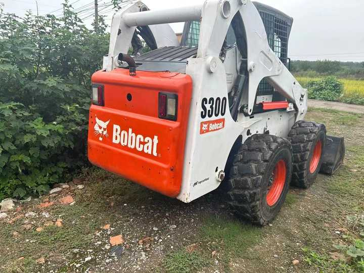 Second Hand BOBCAT S300 Skid-steer Loader with Very Good Performance Is for Sale at a Low Price - Šmykom riadený nakladač: obrázok 5 Second Hand BOBCAT S300 Skid-steer Loader with Very Good Performance Is for Sale at a Low Price - Šmykom riadený nakladač: obrázok 5
