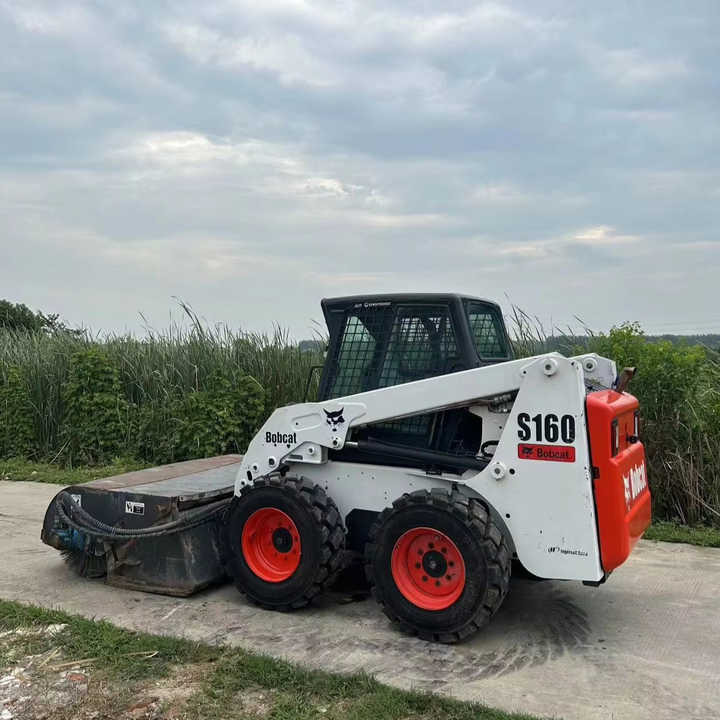 USED BOBCAT S160 Skid-steer Loader Bobcat S160 Carry Sweeper with Very Good Performance Is for Sale at a Low Price. - Šmykom riadený nakladač: obrázok 1 USED BOBCAT S160 Skid-steer Loader Bobcat S160 Carry Sweeper with Very Good Performance Is for Sale at a Low Price. - Šmykom riadený nakladač: obrázok 1