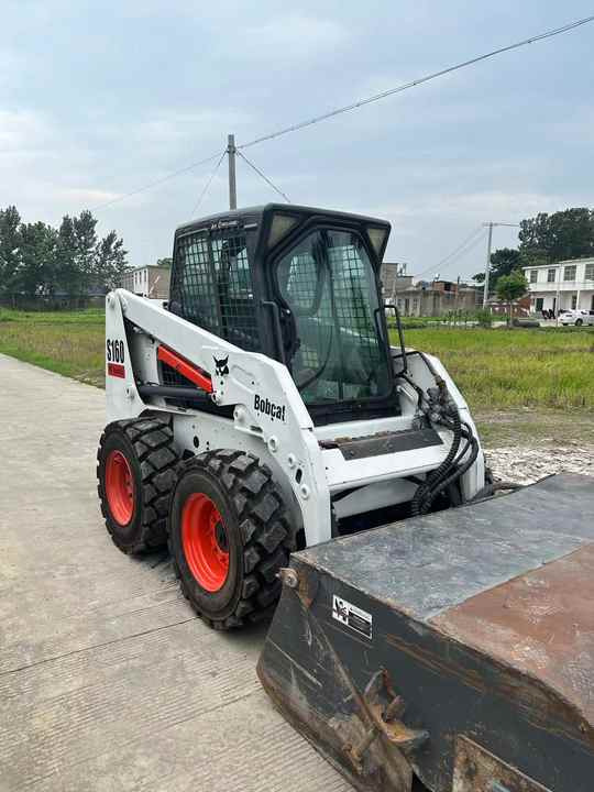 USED BOBCAT S160 Skid-steer Loader Bobcat S160 Carry Sweeper with Very Good Performance Is for Sale at a Low Price. - Šmykom riadený nakladač: obrázok 2 USED BOBCAT S160 Skid-steer Loader Bobcat S160 Carry Sweeper with Very Good Performance Is for Sale at a Low Price. - Šmykom riadený nakladač: obrázok 2