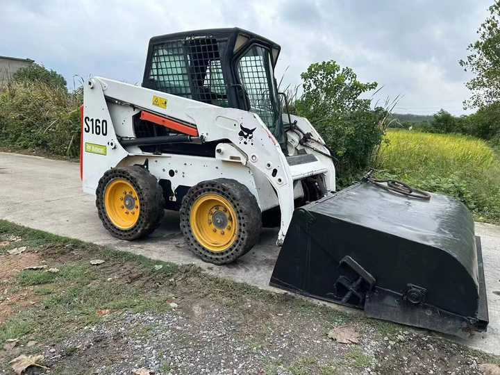 USED BOBCAT S160 Skid-steer Loader with Very Good Performance Is for Sale at a Low Price. - Šmykom riadený nakladač: obrázok 2 USED BOBCAT S160 Skid-steer Loader with Very Good Performance Is for Sale at a Low Price. - Šmykom riadený nakladač: obrázok 2