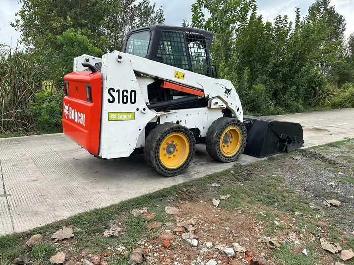 USED BOBCAT S160 Skid-steer Loader with Very Good Performance Is for Sale at a Low Price. - Šmykom riadený nakladač: obrázok 4 USED BOBCAT S160 Skid-steer Loader with Very Good Performance Is for Sale at a Low Price. - Šmykom riadený nakladač: obrázok 4