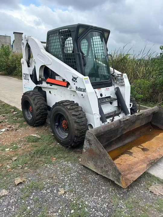 USED BOBCAT S300 Skid-steer Loader with Very Good Performance Is for Sale at a Low Price. S160/s185/s220/330 in Stock - Šmykom riadený nakladač: obrázok 2 USED BOBCAT S300 Skid-steer Loader with Very Good Performance Is for Sale at a Low Price. S160/s185/s220/330 in Stock - Šmykom riadený nakladač: obrázok 2