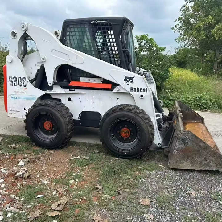 USED BOBCAT S300 Skid-steer Loader with Very Good Performance Is for Sale at a Low Price. S160/s185/s220/330 in Stock - Šmykom riadený nakladač: obrázok 1 USED BOBCAT S300 Skid-steer Loader with Very Good Performance Is for Sale at a Low Price. S160/s185/s220/330 in Stock - Šmykom riadený nakladač: obrázok 1