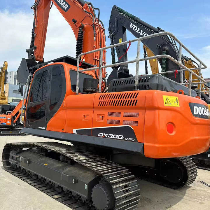 Used Digger DOOSAN DX300 Construction Machinery Construction Digger Used DOOSAN DX300 Cheap Excavator - Pásové rýpadlo: obrázok 1 Used Digger DOOSAN DX300 Construction Machinery Construction Digger Used DOOSAN DX300 Cheap Excavator - Pásové rýpadlo: obrázok 1