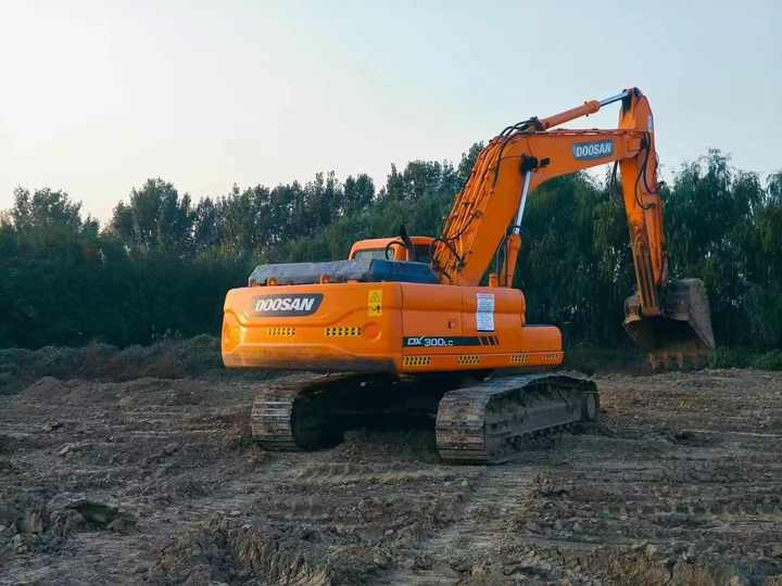 Used Doosan Dx300 2014 Model Excavator Second Hand Machine Popular Brand Korean Doosan Hydraulic Machinery - Pásové rýpadlo: obrázok 4 Used Doosan Dx300 2014 Model Excavator Second Hand Machine Popular Brand Korean Doosan Hydraulic Machinery - Pásové rýpadlo: obrázok 4