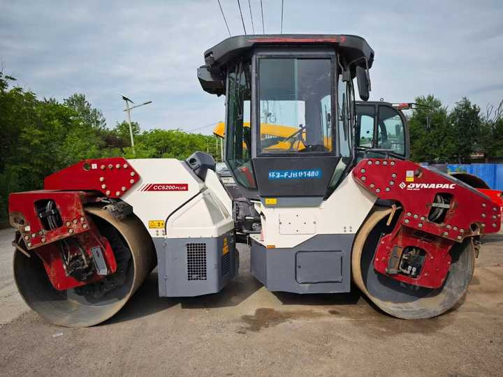 Used Original Dynapac CC5200 Double Drum Vibratory Roller Dynapac 5200 15 Tons Compactor Roller Road Machinery on Sale - Cestný valec: obrázok 4 Used Original Dynapac CC5200 Double Drum Vibratory Roller Dynapac 5200 15 Tons Compactor Roller Road Machinery on Sale - Cestný valec: obrázok 4
