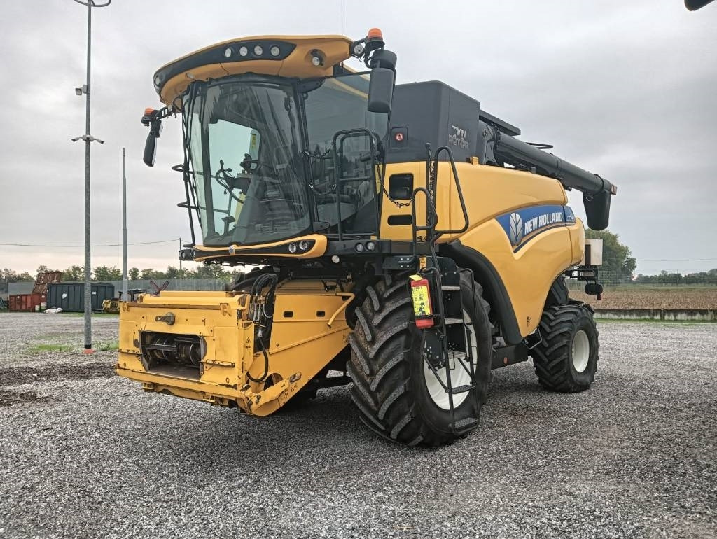 New Holland CR 7.90 - Obilný kombajn: obrázok 2 New Holland CR 7.90 - Obilný kombajn: obrázok 2