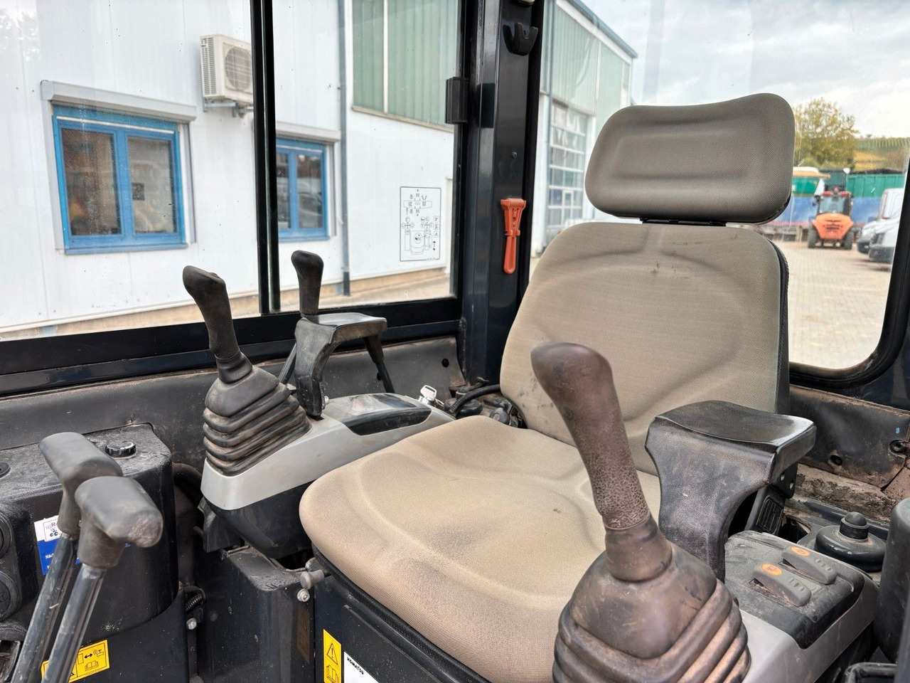 Komatsu PC26MR-3 - Mini rýpadlo: obrázok 4 Komatsu PC26MR-3 - Mini rýpadlo: obrázok 4