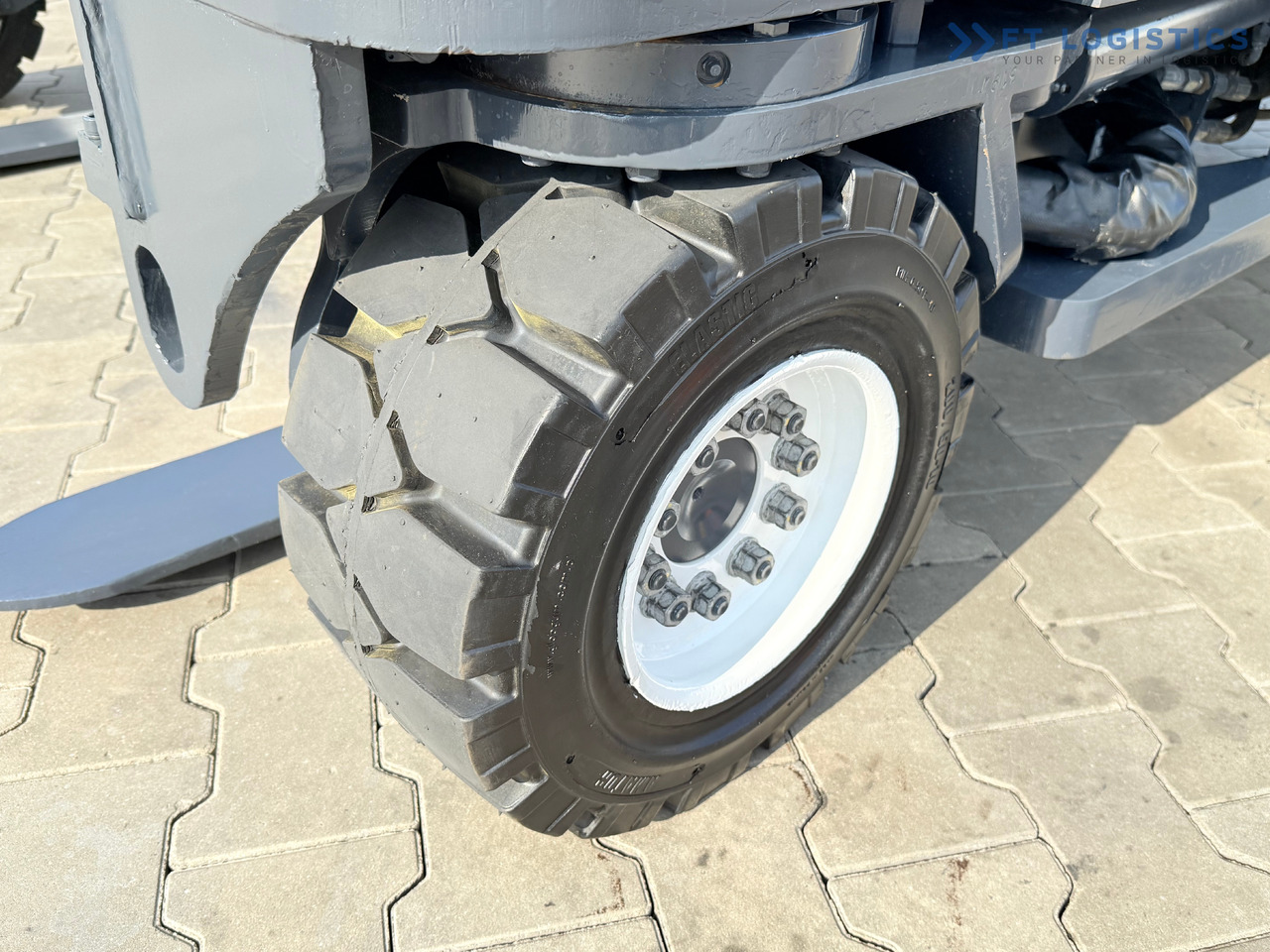 COMBILIFT C4000 / DIESEL / DUPLEX - 4100MM / FORK POSITIONER / ONLY 2951 MTH / LIKE NEW - 4-cestný skladový zakladač: obrázok 3 COMBILIFT C4000 / DIESEL / DUPLEX - 4100MM / FORK POSITIONER / ONLY 2951 MTH / LIKE NEW - 4-cestný skladový zakladač: obrázok 3