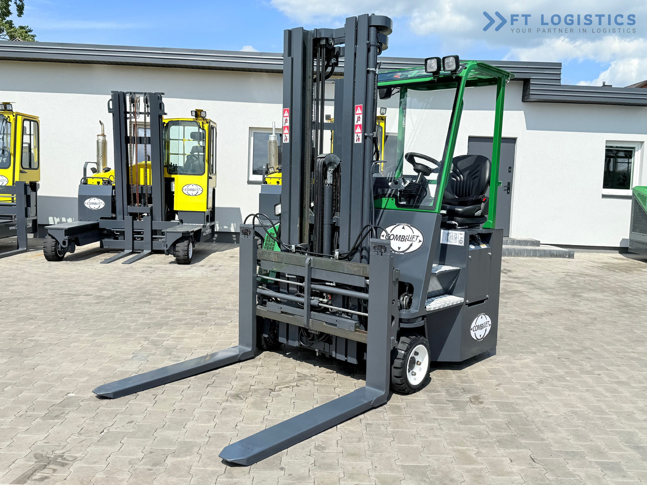 COMBILIFT CB2500 / DIESEL / EXTENDABLE FORKS / TRIPLEX / 5500MM / FREE LIFT / SIDE SHIFT / FORK POSITIONER / LIKE NEW - 4-cestný skladový zakladač: obrázok 2 COMBILIFT CB2500 / DIESEL / EXTENDABLE FORKS / TRIPLEX / 5500MM / FREE LIFT / SIDE SHIFT / FORK POSITIONER / LIKE NEW - 4-cestný skladový zakladač: obrázok 2