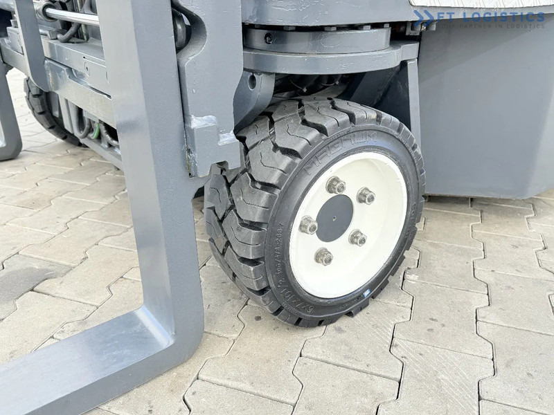 Combilift C3000CB / GAS / TRIPLEX 4900MM / FREE LIFT / FORK POSITIONER / SIDE SHIFT / EXCELLENT CONDITION / Wide range of four-way and sid - 4-cestný skladový zakladač: obrázok 4 Combilift C3000CB / GAS / TRIPLEX 4900MM / FREE LIFT / FORK POSITIONER / SIDE SHIFT / EXCELLENT CONDITION / Wide range of four-way and sid - 4-cestný skladový zakladač: obrázok 4