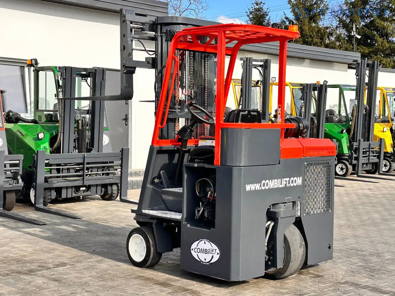 Combilift C3000CB / LPG / TRIPLEX / 5500MM / FREE LIFT / FORK SHIFT / POSITIONER C3000CB / LPG / TRIPLEX / 5500MM / FREE LIFT / FORK SHIFT - 4-cestný skladový zakladač: obrázok 3 Combilift C3000CB / LPG / TRIPLEX / 5500MM / FREE LIFT / FORK SHIFT / POSITIONER C3000CB / LPG / TRIPLEX / 5500MM / FREE LIFT / FORK SHIFT - 4-cestný skladový zakladač: obrázok 3