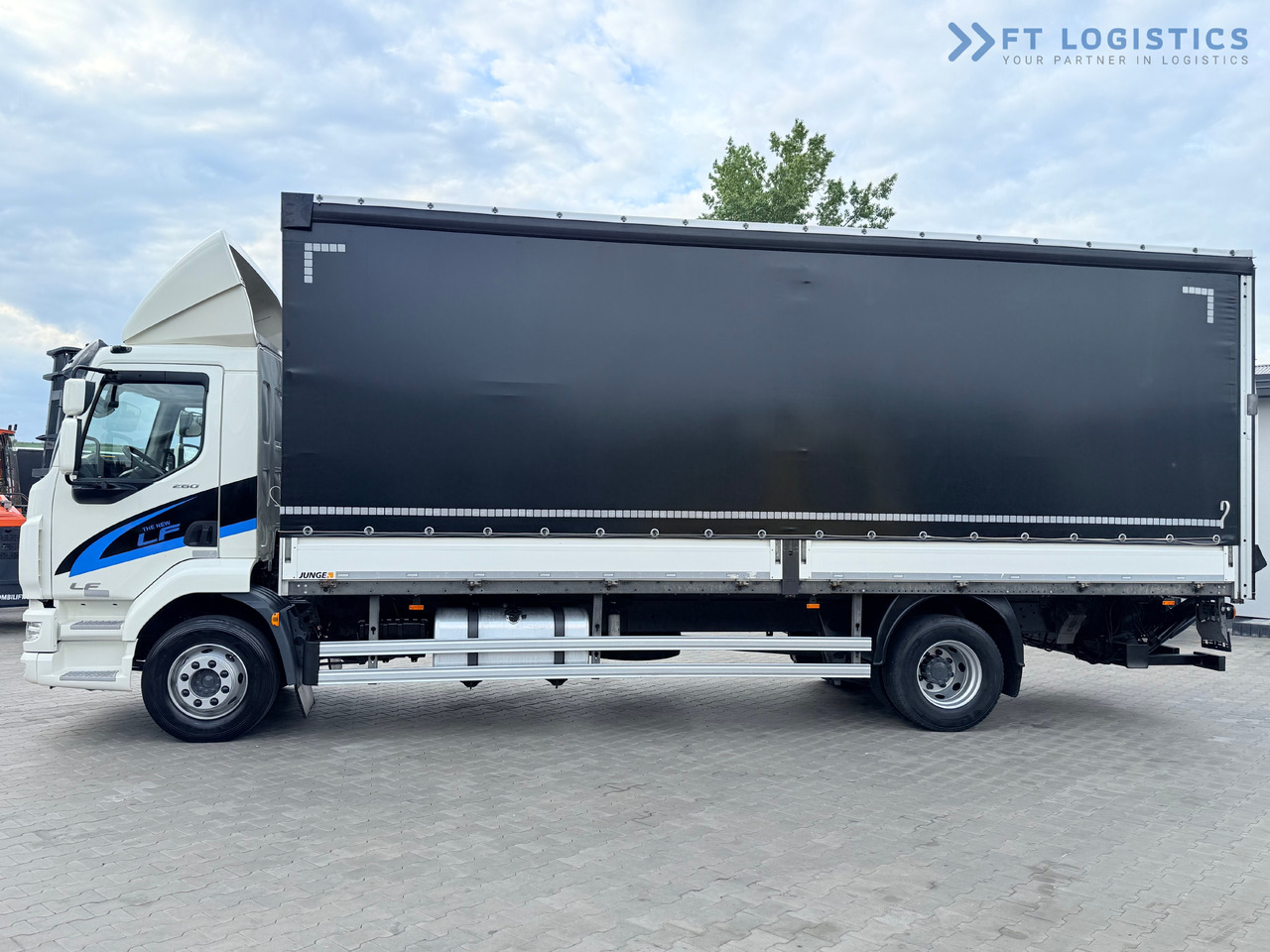 DAF LF 260 FA / AUTOMATIC / 9,255 kg PAYLOAD / 4x2 / 18 PALLETS / TAIL LIFT / SIDE BOARDS / EXCELLENT CONDITION! - Plachtové nákladné vozidlo: obrázok 4 DAF LF 260 FA / AUTOMATIC / 9,255 kg PAYLOAD / 4x2 / 18 PALLETS / TAIL LIFT / SIDE BOARDS / EXCELLENT CONDITION! - Plachtové nákladné vozidlo: obrázok 4