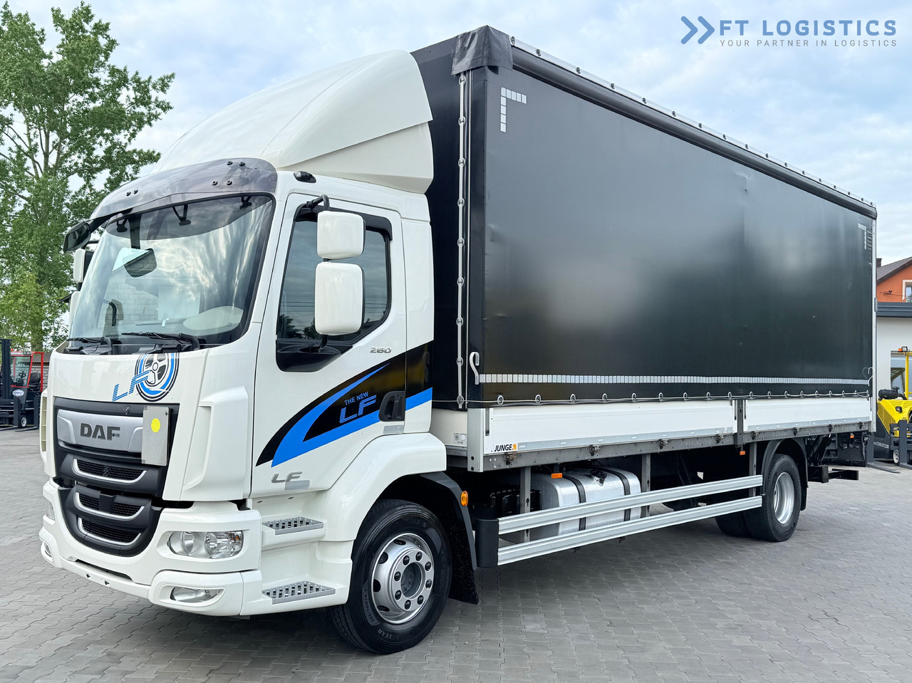 DAF LF 260 FA / AUTOMATIC / 9,255 kg PAYLOAD / 4x2 / 18 PALLETS / TAIL LIFT / SIDE BOARDS / EXCELLENT CONDITION! - Plachtové nákladné vozidlo: obrázok 1 DAF LF 260 FA / AUTOMATIC / 9,255 kg PAYLOAD / 4x2 / 18 PALLETS / TAIL LIFT / SIDE BOARDS / EXCELLENT CONDITION! - Plachtové nákladné vozidlo: obrázok 1