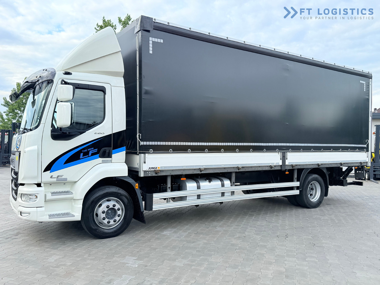 DAF LF 260 FA / AUTOMATIC / 9,255 kg PAYLOAD / 4x2 / 18 PALLETS / TAIL LIFT / SIDE BOARDS / EXCELLENT CONDITION! - Plachtové nákladné vozidlo: obrázok 3 DAF LF 260 FA / AUTOMATIC / 9,255 kg PAYLOAD / 4x2 / 18 PALLETS / TAIL LIFT / SIDE BOARDS / EXCELLENT CONDITION! - Plachtové nákladné vozidlo: obrázok 3