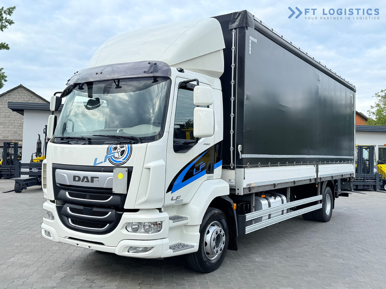 DAF LF 260 FA / AUTOMATIC / 9,255 kg PAYLOAD / 4x2 / 18 PALLETS / TAIL LIFT / SIDE BOARDS / EXCELLENT CONDITION! - Plachtové nákladné vozidlo: obrázok 2 DAF LF 260 FA / AUTOMATIC / 9,255 kg PAYLOAD / 4x2 / 18 PALLETS / TAIL LIFT / SIDE BOARDS / EXCELLENT CONDITION! - Plachtové nákladné vozidlo: obrázok 2