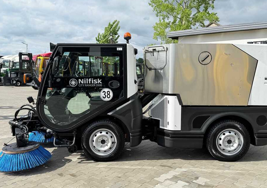 Nilfisk Nilfisk City Ranger 3500 – Articulated Municipal Sweeper | Year 2017 | On - Zametacie vozidlo: obrázok 2 Nilfisk Nilfisk City Ranger 3500 – Articulated Municipal Sweeper | Year 2017 | On - Zametacie vozidlo: obrázok 2