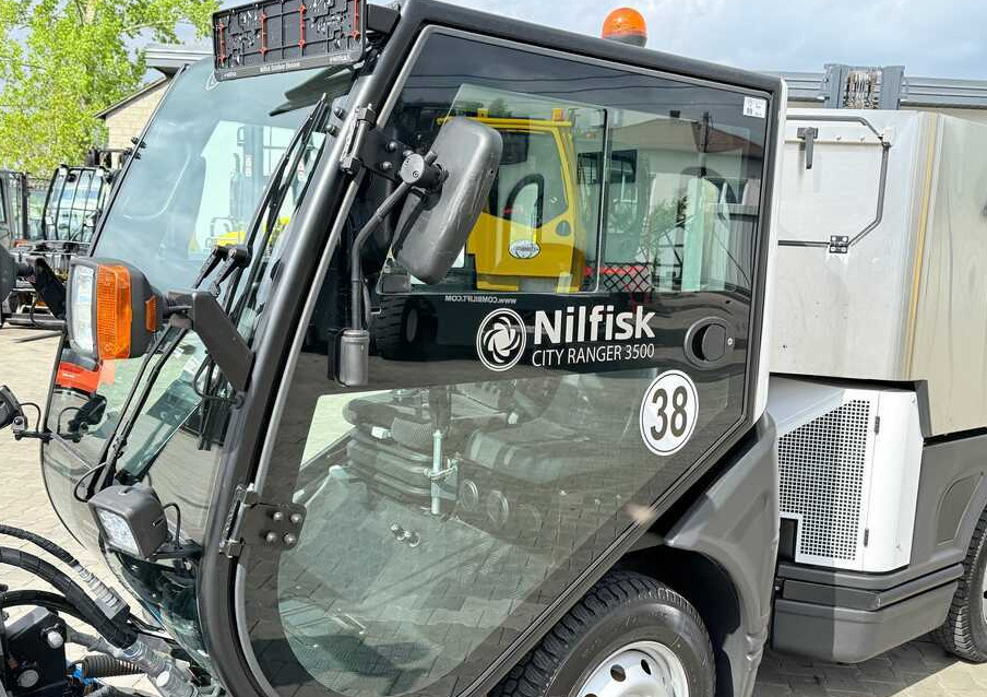 Nilfisk Nilfisk City Ranger 3500 – Articulated Municipal Sweeper | Year 2017 | On - Zametacie vozidlo: obrázok 4 Nilfisk Nilfisk City Ranger 3500 – Articulated Municipal Sweeper | Year 2017 | On - Zametacie vozidlo: obrázok 4