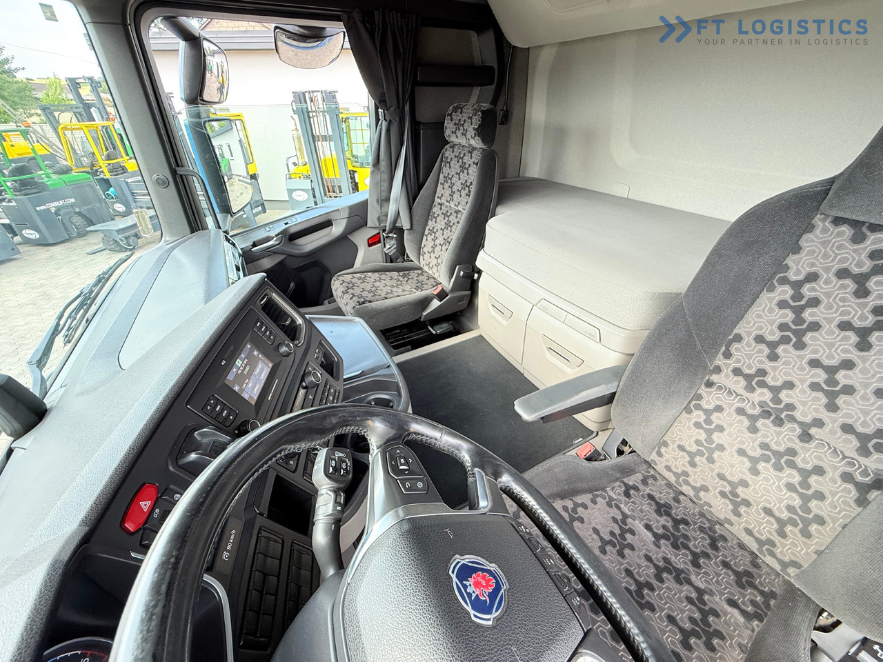 SCANIA R500 / STANDARD / RETARDER / 6X AIR SUSPENSION / PARKING AIR CONDITIONING / INTERAXLE COVERS / 2X BED / FRIDGE / RETARDER / LIKE NEW - Ťahač: obrázok 2 SCANIA R500 / STANDARD / RETARDER / 6X AIR SUSPENSION / PARKING AIR CONDITIONING / INTERAXLE COVERS / 2X BED / FRIDGE / RETARDER / LIKE NEW - Ťahač: obrázok 2