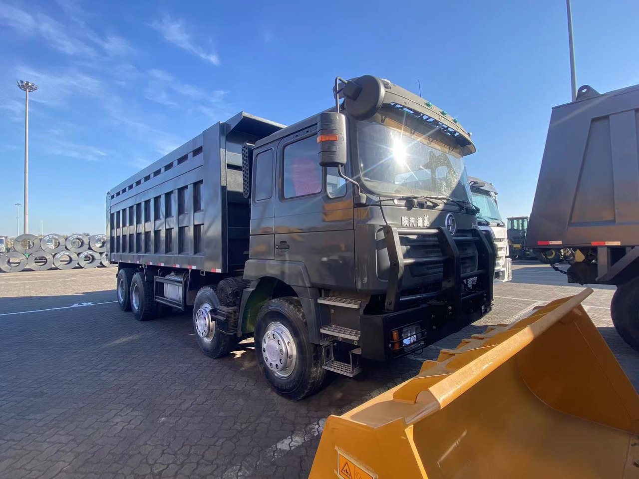 SHACMAN Shacman F3000 8*4 dump truck - Sklápač: obrázok 4 SHACMAN Shacman F3000 8*4 dump truck - Sklápač: obrázok 4