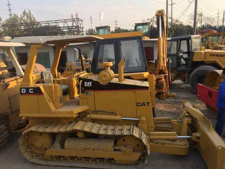 Mini CAT Bulldozer D3c D3 D3k D3m D4h D4m D4k D5h D5g D5k D5m Used Bulldozer with Ripper for Sale - Buldozér: obrázok 2 Mini CAT Bulldozer D3c D3 D3k D3m D4h D4m D4k D5h D5g D5k D5m Used Bulldozer with Ripper for Sale - Buldozér: obrázok 2