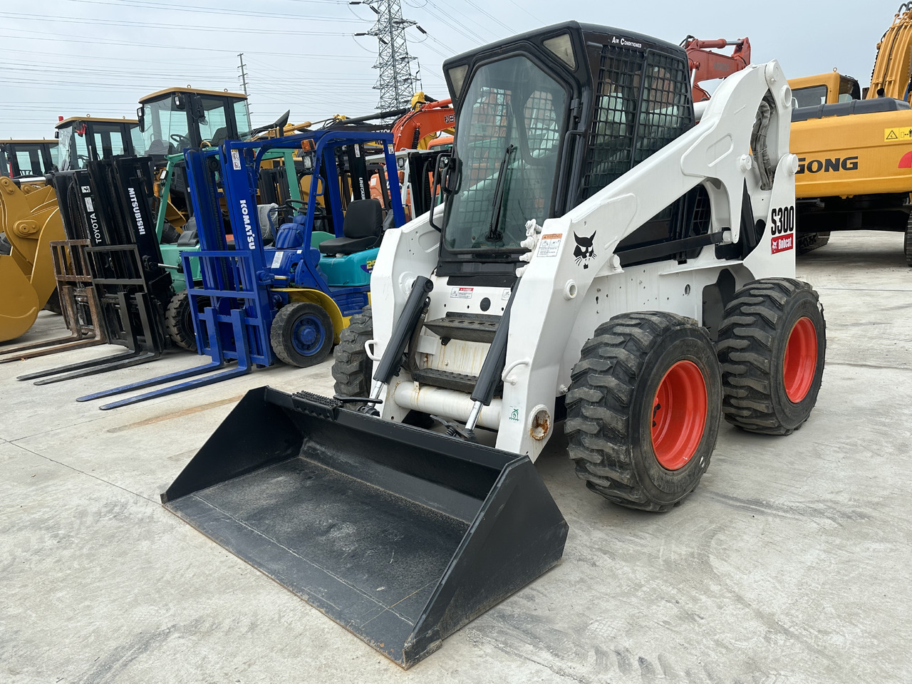 Second hand Hot sale skid-steers Bobcat S300 - Šmykom riadený nakladač: obrázok 1 Second hand Hot sale skid-steers Bobcat S300 - Šmykom riadený nakladač: obrázok 1