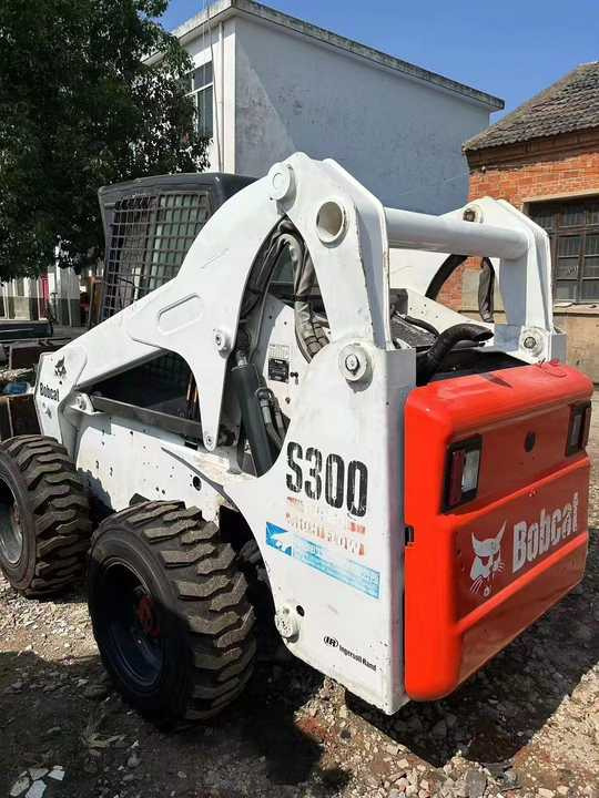 Used Bob Cat Bob Cat S300 Used Skid Steer Wheel Loader Multifunctional Track Loaders Bobcat - Kolesový nakladač: obrázok 4 Used Bob Cat Bob Cat S300 Used Skid Steer Wheel Loader Multifunctional Track Loaders Bobcat - Kolesový nakladač: obrázok 4