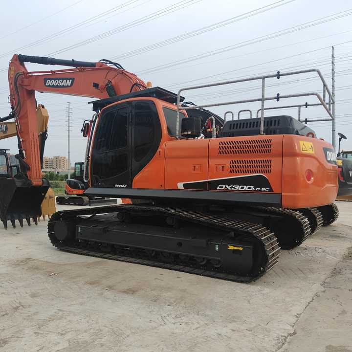Used Digger DOOSAN DX300 Construction Machinery Construction Digger Used DOOSAN DX300 Cheap Excavator - Pásové rýpadlo: obrázok 1 Used Digger DOOSAN DX300 Construction Machinery Construction Digger Used DOOSAN DX300 Cheap Excavator - Pásové rýpadlo: obrázok 1