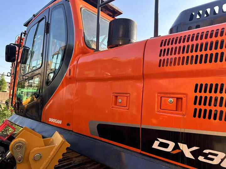 Used Digger DOOSAN DX300 Construction Machinery Construction Digger Used DOOSAN DX300 Cheap Excavator - Pásové rýpadlo: obrázok 2 Used Digger DOOSAN DX300 Construction Machinery Construction Digger Used DOOSAN DX300 Cheap Excavator - Pásové rýpadlo: obrázok 2