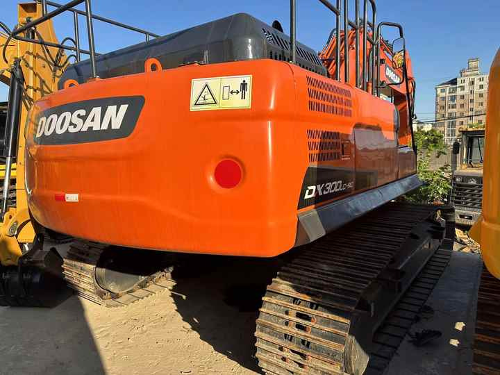Used Digger DOOSAN DX300 Construction Machinery Construction Digger Used DOOSAN DX300 Cheap Excavator - Pásové rýpadlo: obrázok 4 Used Digger DOOSAN DX300 Construction Machinery Construction Digger Used DOOSAN DX300 Cheap Excavator - Pásové rýpadlo: obrázok 4
