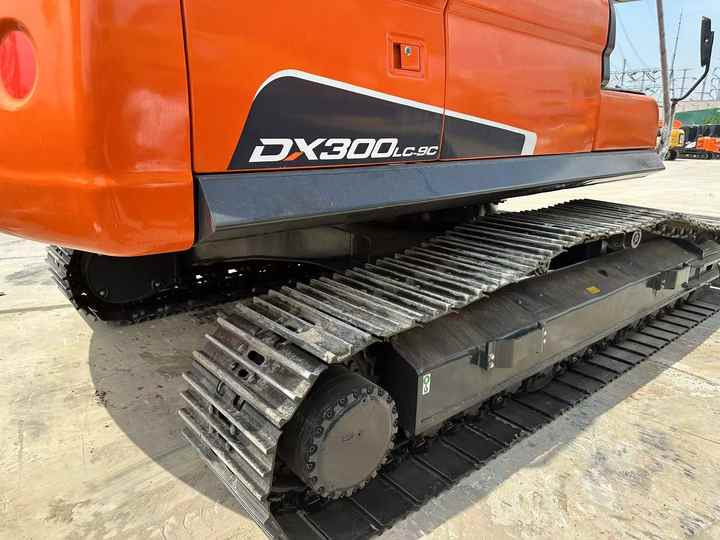 Used Digger DOOSAN DX300 Construction Machinery Construction Digger Used DOOSAN DX300 Cheap Excavator - Pásové rýpadlo: obrázok 4 Used Digger DOOSAN DX300 Construction Machinery Construction Digger Used DOOSAN DX300 Cheap Excavator - Pásové rýpadlo: obrázok 4