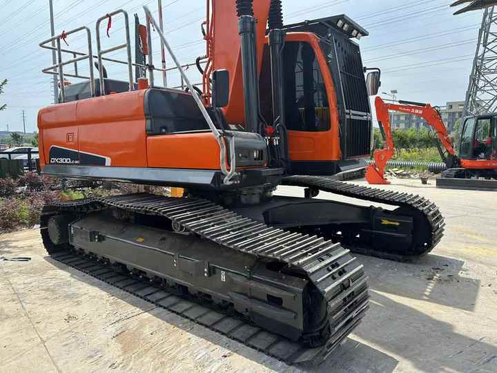 Used Digger DOOSAN DX300 Construction Machinery Construction Digger Used DOOSAN DX300 Cheap Excavator - Pásové rýpadlo: obrázok 3 Used Digger DOOSAN DX300 Construction Machinery Construction Digger Used DOOSAN DX300 Cheap Excavator - Pásové rýpadlo: obrázok 3
