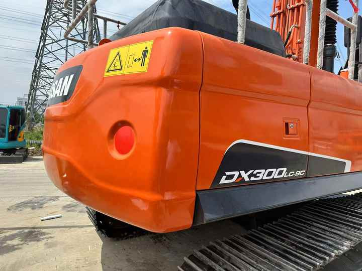 Used Digger DOOSAN DX300 Construction Machinery Construction Digger Used DOOSAN DX300 Cheap Excavator - Pásové rýpadlo: obrázok 5 Used Digger DOOSAN DX300 Construction Machinery Construction Digger Used DOOSAN DX300 Cheap Excavator - Pásové rýpadlo: obrázok 5