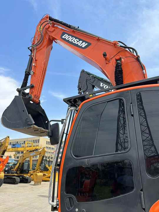 Used Digger DOOSAN DX300 Construction Machinery Construction Digger Used DOOSAN DX300 Cheap Excavator - Pásové rýpadlo: obrázok 2 Used Digger DOOSAN DX300 Construction Machinery Construction Digger Used DOOSAN DX300 Cheap Excavator - Pásové rýpadlo: obrázok 2