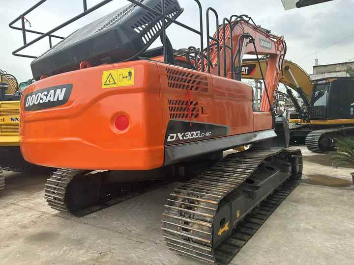 Used Digger DOOSAN DX300 Construction Machinery Construction Digger Used DOOSAN DX300 Cheap Excavator - Pásové rýpadlo: obrázok 2 Used Digger DOOSAN DX300 Construction Machinery Construction Digger Used DOOSAN DX300 Cheap Excavator - Pásové rýpadlo: obrázok 2