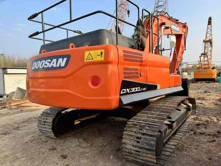 Used Digger DOOSAN DX300 Construction Machinery Construction Digger Used DOOSAN DX300 Cheap Excavator - Pásové rýpadlo: obrázok 3 Used Digger DOOSAN DX300 Construction Machinery Construction Digger Used DOOSAN DX300 Cheap Excavator - Pásové rýpadlo: obrázok 3
