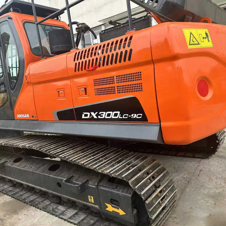 Used Digger DOOSAN DX300 Construction Machinery Construction Digger Used DOOSAN DX300 Cheap Excavator - Pásové rýpadlo: obrázok 1 Used Digger DOOSAN DX300 Construction Machinery Construction Digger Used DOOSAN DX300 Cheap Excavator - Pásové rýpadlo: obrázok 1