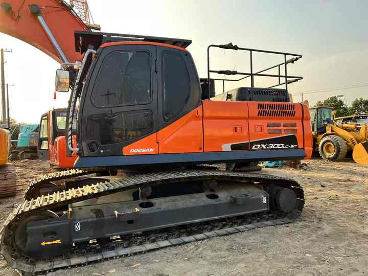 Used Digger DOOSAN DX300 Construction Machinery Construction Digger Used DOOSAN DX300 Cheap Excavator - Pásové rýpadlo: obrázok 2 Used Digger DOOSAN DX300 Construction Machinery Construction Digger Used DOOSAN DX300 Cheap Excavator - Pásové rýpadlo: obrázok 2