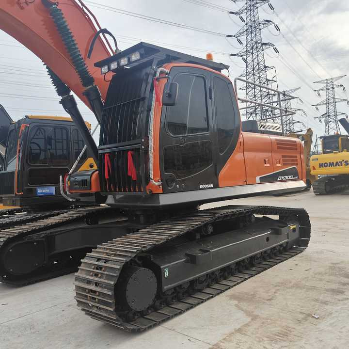 Used Digger DOOSAN DX300 Construction Machinery Construction Digger Used DOOSAN DX300 Cheap Excavator - Pásové rýpadlo: obrázok 4 Used Digger DOOSAN DX300 Construction Machinery Construction Digger Used DOOSAN DX300 Cheap Excavator - Pásové rýpadlo: obrázok 4