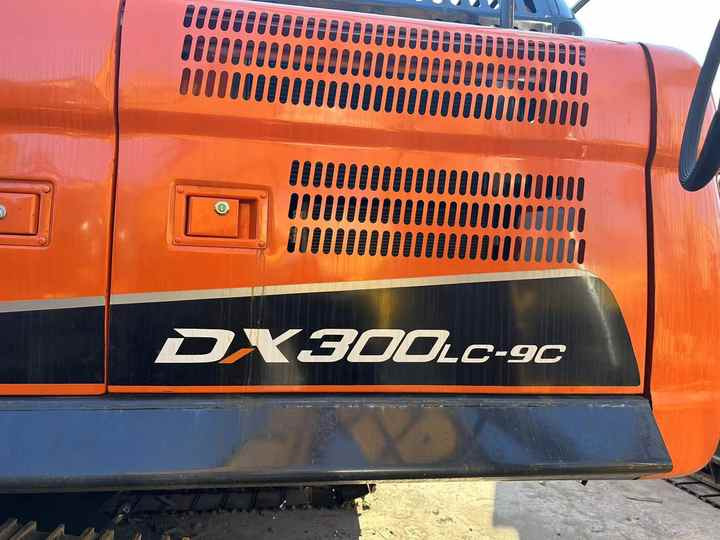 Used Digger DOOSAN DX300 Construction Machinery Construction Digger Used DOOSAN DX300 Cheap Excavator - Pásové rýpadlo: obrázok 3 Used Digger DOOSAN DX300 Construction Machinery Construction Digger Used DOOSAN DX300 Cheap Excavator - Pásové rýpadlo: obrázok 3