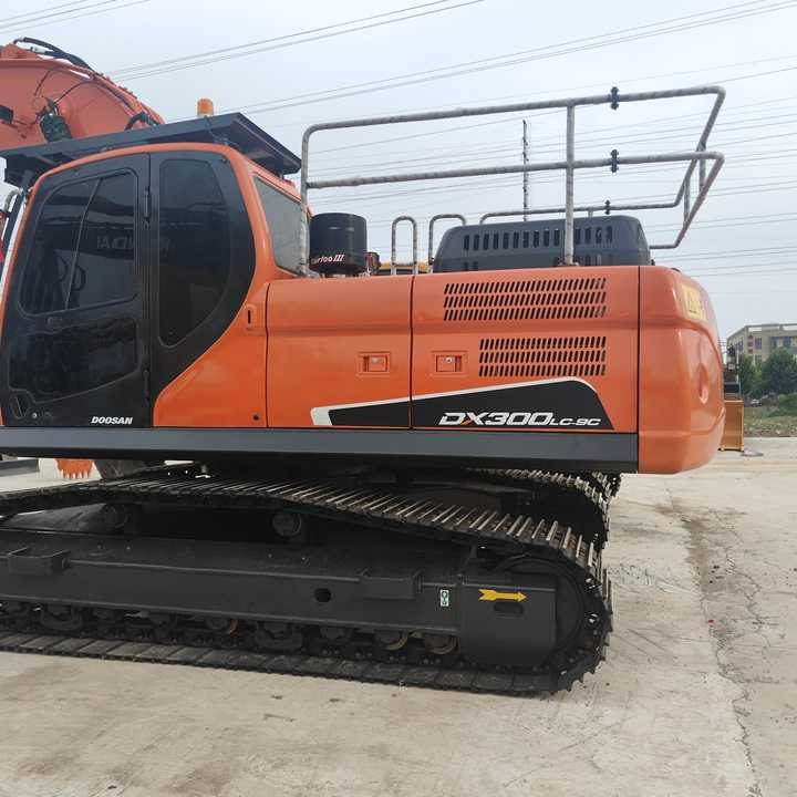 Used Digger DOOSAN DX300 Construction Machinery Construction Digger Used DOOSAN DX300 Cheap Excavator - Pásové rýpadlo: obrázok 2 Used Digger DOOSAN DX300 Construction Machinery Construction Digger Used DOOSAN DX300 Cheap Excavator - Pásové rýpadlo: obrázok 2