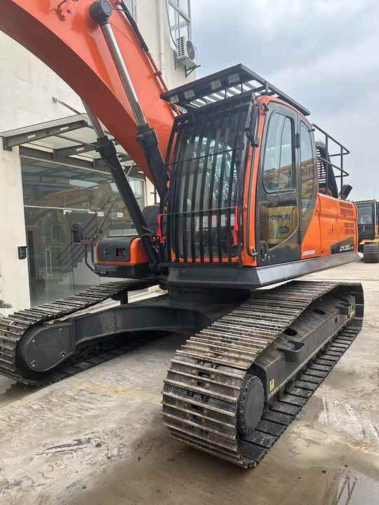 Used Digger DOOSAN DX300 Construction Machinery Construction Digger Used DOOSAN DX300 Cheap Excavator - Pásové rýpadlo: obrázok 4 Used Digger DOOSAN DX300 Construction Machinery Construction Digger Used DOOSAN DX300 Cheap Excavator - Pásové rýpadlo: obrázok 4