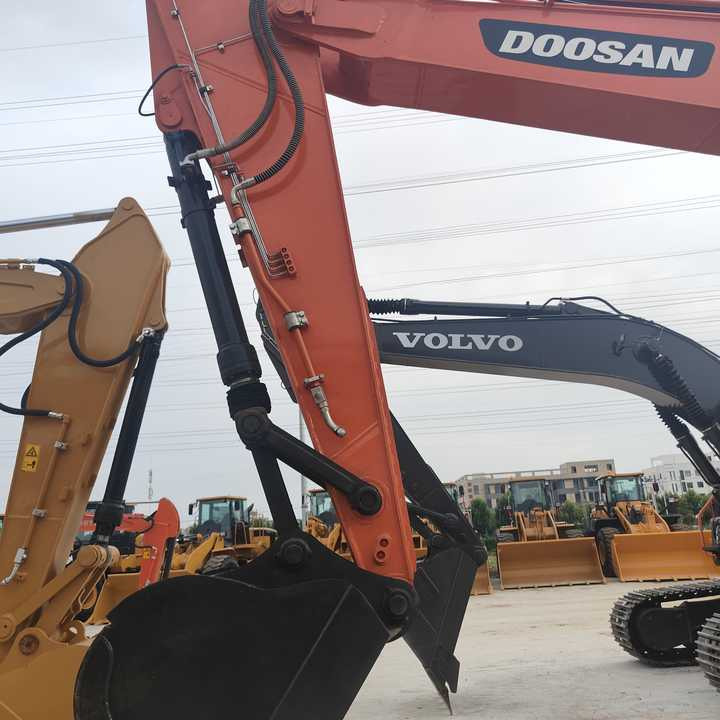 Used Digger DOOSAN DX300 Construction Machinery Construction Digger Used DOOSAN DX300 Cheap Excavator - Pásové rýpadlo: obrázok 5 Used Digger DOOSAN DX300 Construction Machinery Construction Digger Used DOOSAN DX300 Cheap Excavator - Pásové rýpadlo: obrázok 5