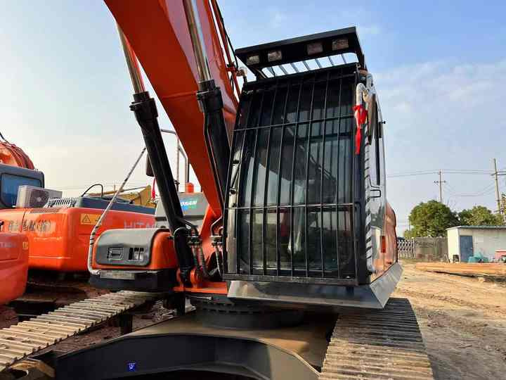 Used Digger DOOSAN DX300 Construction Machinery Construction Digger Used DOOSAN DX300 Cheap Excavator - Pásové rýpadlo: obrázok 4 Used Digger DOOSAN DX300 Construction Machinery Construction Digger Used DOOSAN DX300 Cheap Excavator - Pásové rýpadlo: obrázok 4