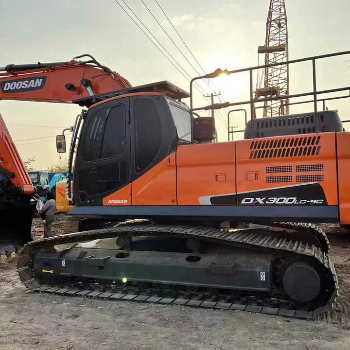 Used Digger DOOSAN DX300 Construction Machinery Construction Digger Used DOOSAN DX300 Cheap Excavator - Pásové rýpadlo: obrázok 1 Used Digger DOOSAN DX300 Construction Machinery Construction Digger Used DOOSAN DX300 Cheap Excavator - Pásové rýpadlo: obrázok 1