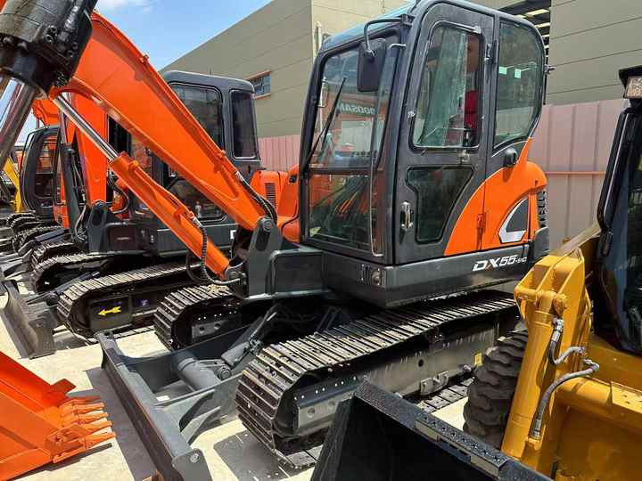 Used Digger DOOSAN DX55 Construction Machinery Construction Digger Used DOOSAN DX55 Cheap Excavator - Pásové rýpadlo: obrázok 3 Used Digger DOOSAN DX55 Construction Machinery Construction Digger Used DOOSAN DX55 Cheap Excavator - Pásové rýpadlo: obrázok 3