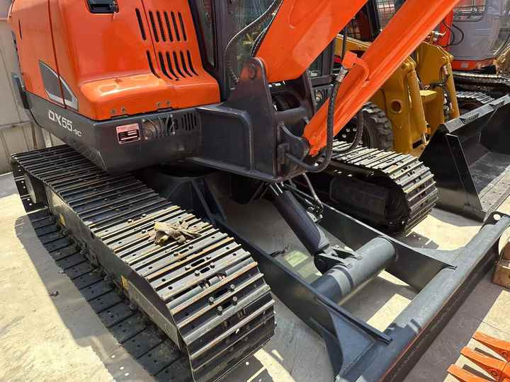 Used Digger DOOSAN DX55 Construction Machinery Construction Digger Used DOOSAN DX55 Cheap Excavator - Pásové rýpadlo: obrázok 5 Used Digger DOOSAN DX55 Construction Machinery Construction Digger Used DOOSAN DX55 Cheap Excavator - Pásové rýpadlo: obrázok 5