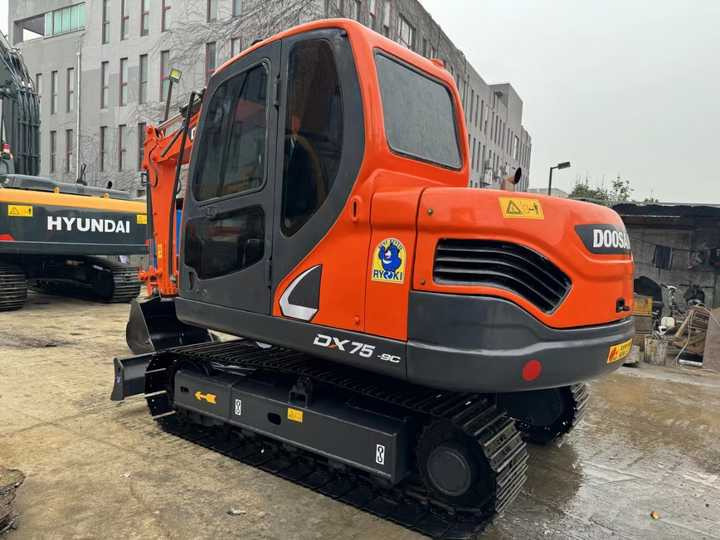 Used Digger DOOSAN DX75 Construction Machinery Construction Digger Used DOOSAN DX75 Cheap Excavator - Pásové rýpadlo: obrázok 5 Used Digger DOOSAN DX75 Construction Machinery Construction Digger Used DOOSAN DX75 Cheap Excavator - Pásové rýpadlo: obrázok 5