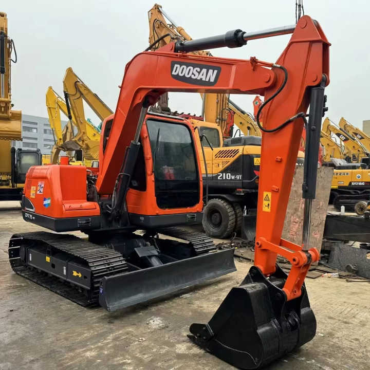Used Digger DOOSAN DX75 Construction Machinery Construction Digger Used DOOSAN DX75 Cheap Excavator - Pásové rýpadlo: obrázok 1 Used Digger DOOSAN DX75 Construction Machinery Construction Digger Used DOOSAN DX75 Cheap Excavator - Pásové rýpadlo: obrázok 1