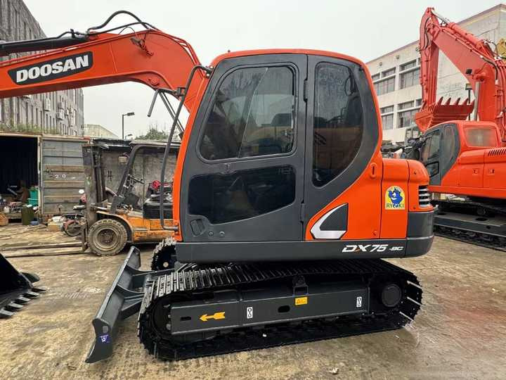 Used Digger DOOSAN DX75 Construction Machinery Construction Digger Used DOOSAN DX75 Cheap Excavator - Pásové rýpadlo: obrázok 4 Used Digger DOOSAN DX75 Construction Machinery Construction Digger Used DOOSAN DX75 Cheap Excavator - Pásové rýpadlo: obrázok 4